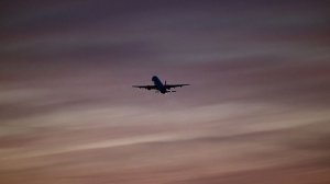 Пассажирский самолет, выполняющий рейс из Симферополя в Москву, подал сигнал тревоги. Известно, что воздушное судно вылетело два часа назад.