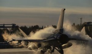Факти (Болгария): польский истребитель F-16 выпустил шасси на высоте 5 тысяч метров при виде маневрирующего русского СУ-27