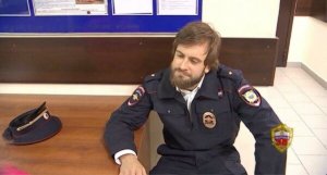 Задержанным в Москве за незаконное ношение полицейской формы оказался участник Pussy Riot (Также на него составили административный протокол за нарушение режима самоизоляции)