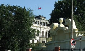 Российское посольство в Праге сменило адрес, чтобы не располагаться на пл. Немцова