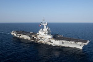 На флагмане ВМФ Франции – авианосце "Шарль де Голль" – коронавирусом заразилась тысяча моряков