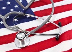«Делать это во время пандемии ужасно»: В США выбрасывают на улицу десятки тысяч медиков (ФОТО, ВИДЕО)