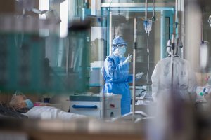 Дочь не узнала поседевшего за два месяца в Ухане отца-медика