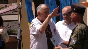 СТРАНА: украинский ветеран дивизии СС вскинул руку в нацистском приветствии во время награждения (Очередной УБЛЮДОК)