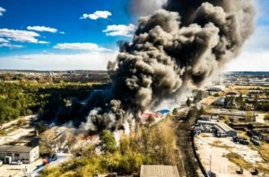 На химзаводе в Польше, прогремел мощный взрыв – пожар видели из соседних городов