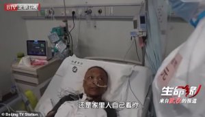 Проблемы с печенью и гормональный дисбаланс: врачи из Китая «почернели» из-за коронавируса