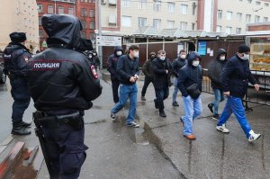 Большинство трудовых мигрантов осталось в России на время пандемии
