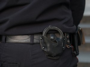 "Тащат в машину, надевают наручники": педиатра из Екатеринбурга спасли от полиции  На помощь медику пришли соседи