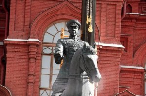 Отреставрированный памятник Жукову установили на Манежной площади
