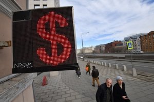 Россияне начали массово забирать валюту из банков