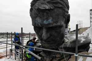 Завершен монтаж памятника советскому солдату под Ржевом
