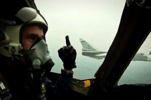 «Ребята, да мы показываем вам, куда лететь» - русские ответили немецкому пилоту на обиду за средний палец