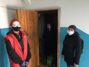 Участники акции #МыВместе в Коми передали пожилым жителям поселка Нижний Чов бесплатные продукты