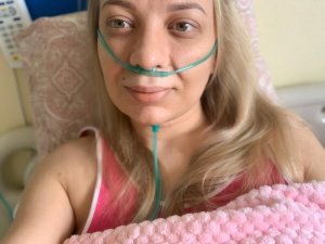 «Два слоя туалетной бумаги под маску!» — и к пациентам. Не знаю, скольких я заразила»