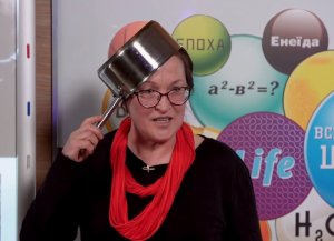 На Украине преподаватель вела урок истории Майдана с кастрюлей на голове