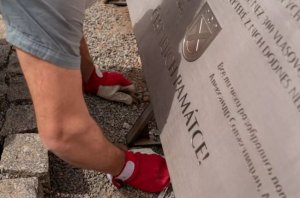 В Праге начался монтаж памятной доски власовцам с цитатой Солженицына