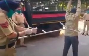 Полицейские в Индии отлавливают нарушителей карантина гигантскими щипцами