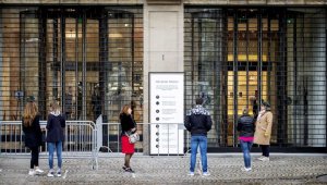 Расходы американцев в марте упали на рекордные 7,5%, доходы снизились на 2%