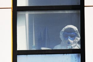 Жаловавшийся на нехватку средств защиты российский врач выпал из окна
