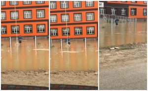 В Казахстане полицейский бросился за упавшим в воду флагом страны