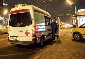 Московского пенсионера с COVID-19 привезли из больницы и бросили в подъезде