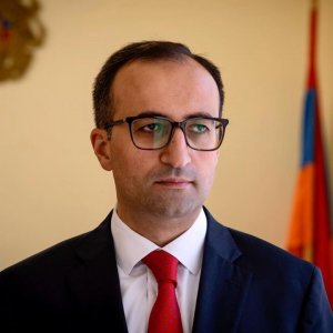 Более 300 медиков заразились коронавирусом в Армении