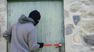 "Люди уже начинают красть еду в магазинах". Как карантин повлияет на украинский криминал