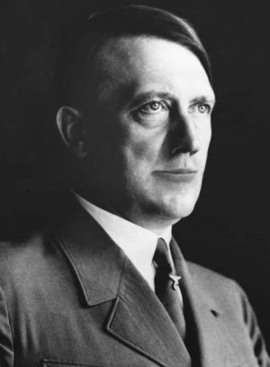 Не узнали без усов: фотографию Гитлера опубликовали в рамках акции к 9 Мая