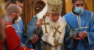 В отличие от своего московского коллеги, Патриарх всея Грузии продолжает совершать регулярные богослужения в главном соборе своей Церкви