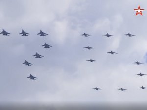 Воздушный парад в честь Дня Победы — видео