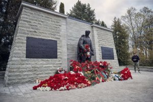 Жители Эстонии несут цветы к памятникам советским воинам, несмотря на режим ЧП