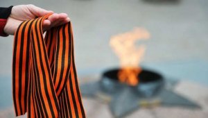 Одесса жива: Стелу на въезде в город раскрасили в цвета георгиевской ленты (ФОТО)