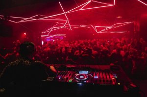 В Сеуле закрыли тысячи ночных клубов из-за новой вспышки коронавируса