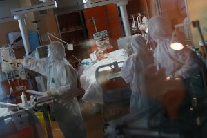 Лишь 17 из 125 пациентов находившихся на ИВЛ в больнице в Коммунарке выжили - главрач