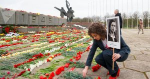 Нам плюнули в лицо": нацпатриоты возмущены популярностью праздника Победы в Риге