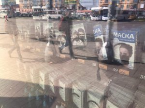 В метро Петербурга появилось 200 аппаратов с масками