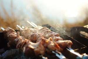"Мясо с канцерогенами": врач-онколог рассказала о вреде шашлыка
