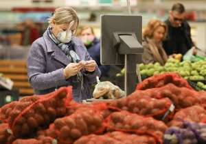 Расходы россиян в апреле сократились на треть