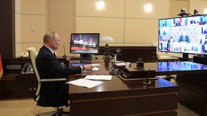 Президент России Владимир Путин во вторник, 19 мая, в Ново-Огарево проводит совещание с главами регионов по вопросу выплаты стимулирующих надбавок медикам, работающим с больными коронавирусом