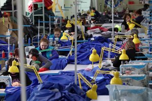 Гибкий бизнес: как бренды одежды и косметики перешли на производство масок и антисептиков