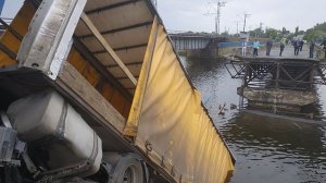 Украина. Под Никополем обрушился мост, когда по нему ехал грузовик (видео)