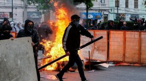 "Пандемия голода": Цифровые пропуска и отсутствие работы довели чилийцев до бунтов