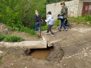 В Кирове обнаружен очередной небезопасный пешеходный мост через малую реку Хлыновку