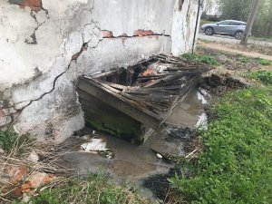 ОНФ в Коми призвал власти Сыктывкара решить проблему с нечистотами, которые подтапливают дом на Печорской