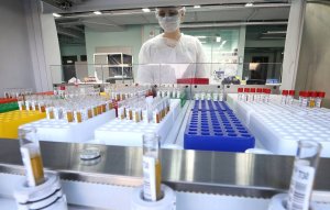 У протестировавших на себе вакцину от COVID-19 ученых центра им. Гамалеи нашли антитела