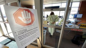 The Washington Post: пока в мире медикам доплачивают за опасность, в США некоторым медработникам урезают зарплату