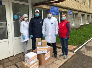 В Коми волонтеры #МыВместе передали Сыктывкарской больнице №1 маски, перчатки, защитные экраны для лица и антисептик