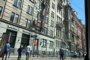 Балконы обрушились с жилого дома на Кирочной улице в Санкт-Петербурге