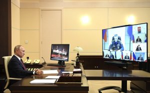 Президент России швырнул на стол ручку во время совещания по борьбе с паводками и пожарами, напомнив, что из-за стихийных бедствий жизнь людей зачастую находится в опасности, многие остаются без жилья