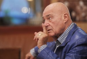 Познер считает, что Россия выходит из кризиса без предсказанных потерь    (По мнению журналиста, даже заметное падение цен на нефть не сильно повлияло на экономику)